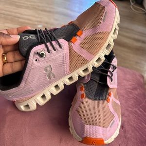 ON CLOUD SNEAKERS SIZE 7